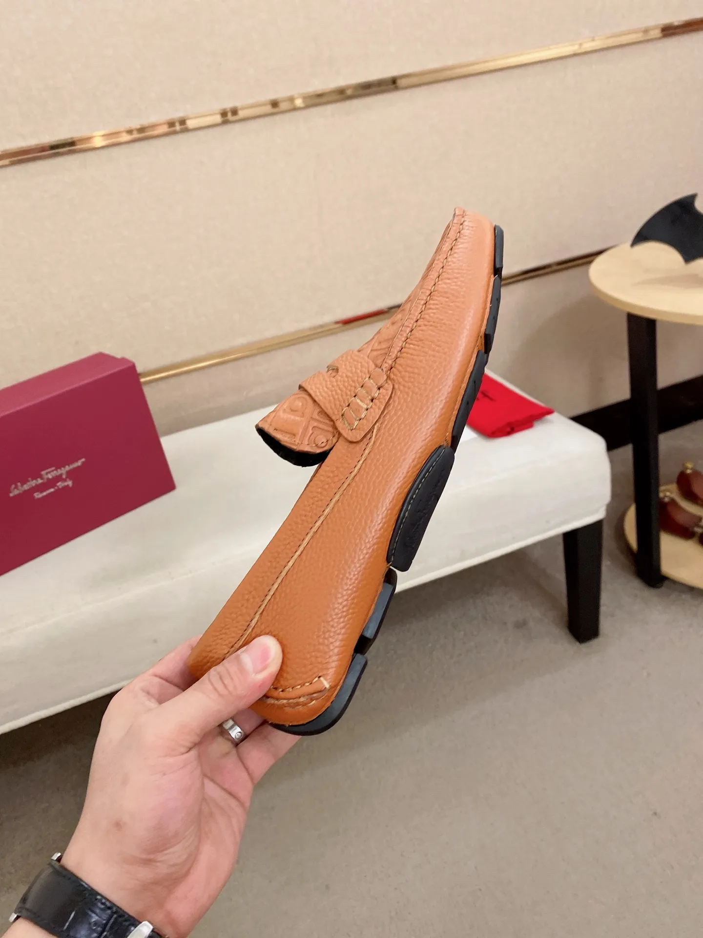 Men's shoes💰: 560💰High-end quality! Ferragamo🆕🆕Exclusive hot-selling products in stock🔥🔥New products on the shelves, high-quality Ferragamo men's pea shoes, high-end casual driving shoes, with complete packaging! 💪 💪 Material: imported first-layer pebbled cowhide 🐂 + imported high-quality water-dyed cowhide lining + wear-resistant outsole 👍🏻👍🏻 Features: high-end and comfortable, purely handmade 🚀 🚀 Create the perfect shoe that suits you best 🔥 🔥 Size: (38-44) 45 standard size can be customized!